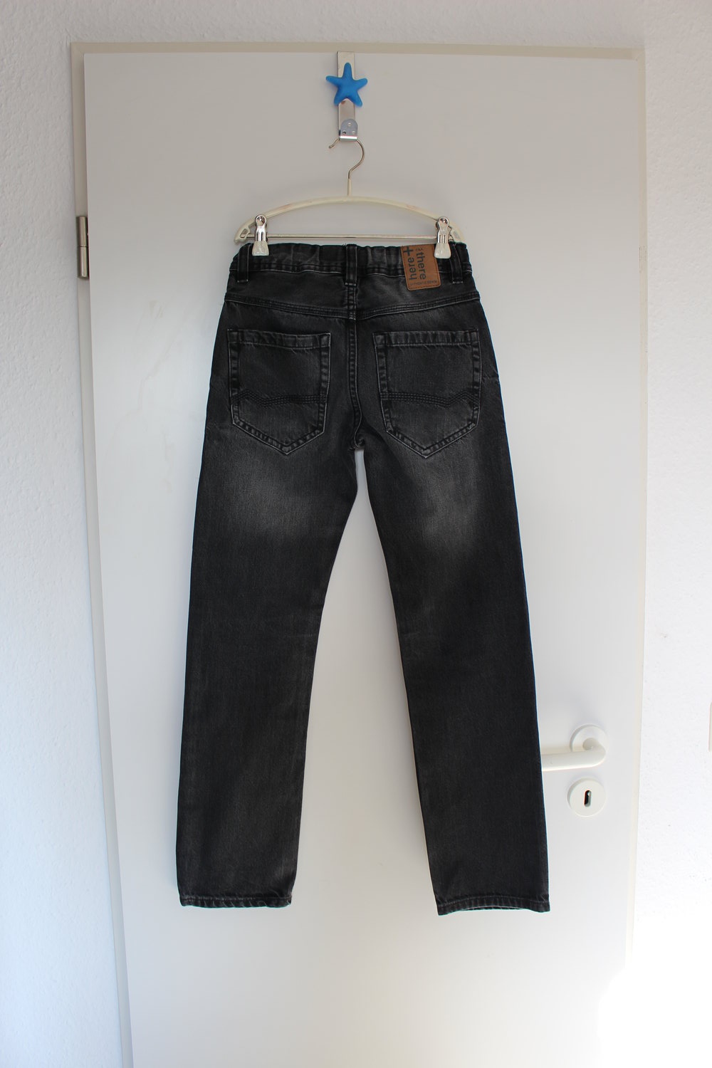 393. Jeans von here&there, C&A, Gr. 146, schwarz