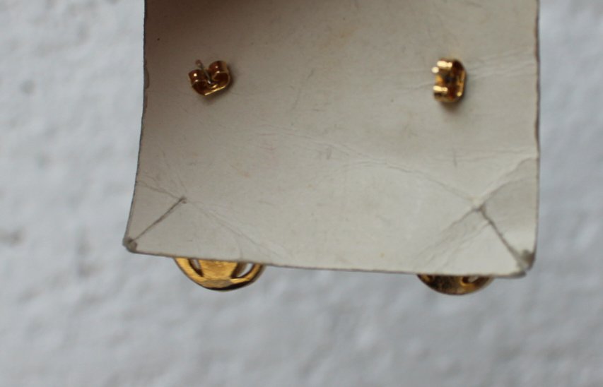 gelbgoldene True Vintage Ohrringe mit weißem Stein, Ohrstecker