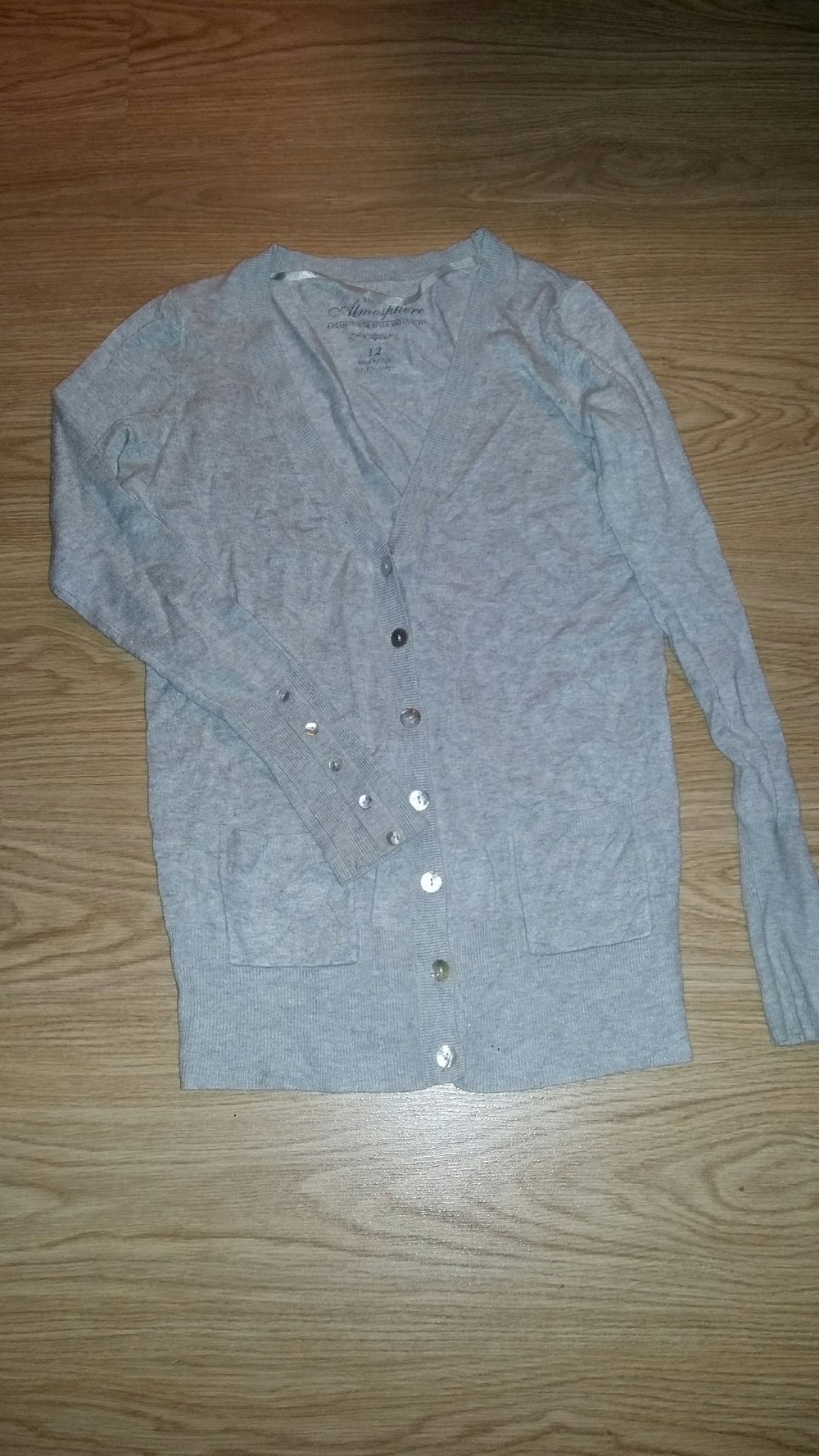 Graue Strickjacke