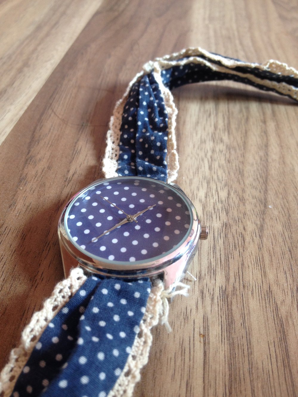 Blaugepunktete Armbanduhr