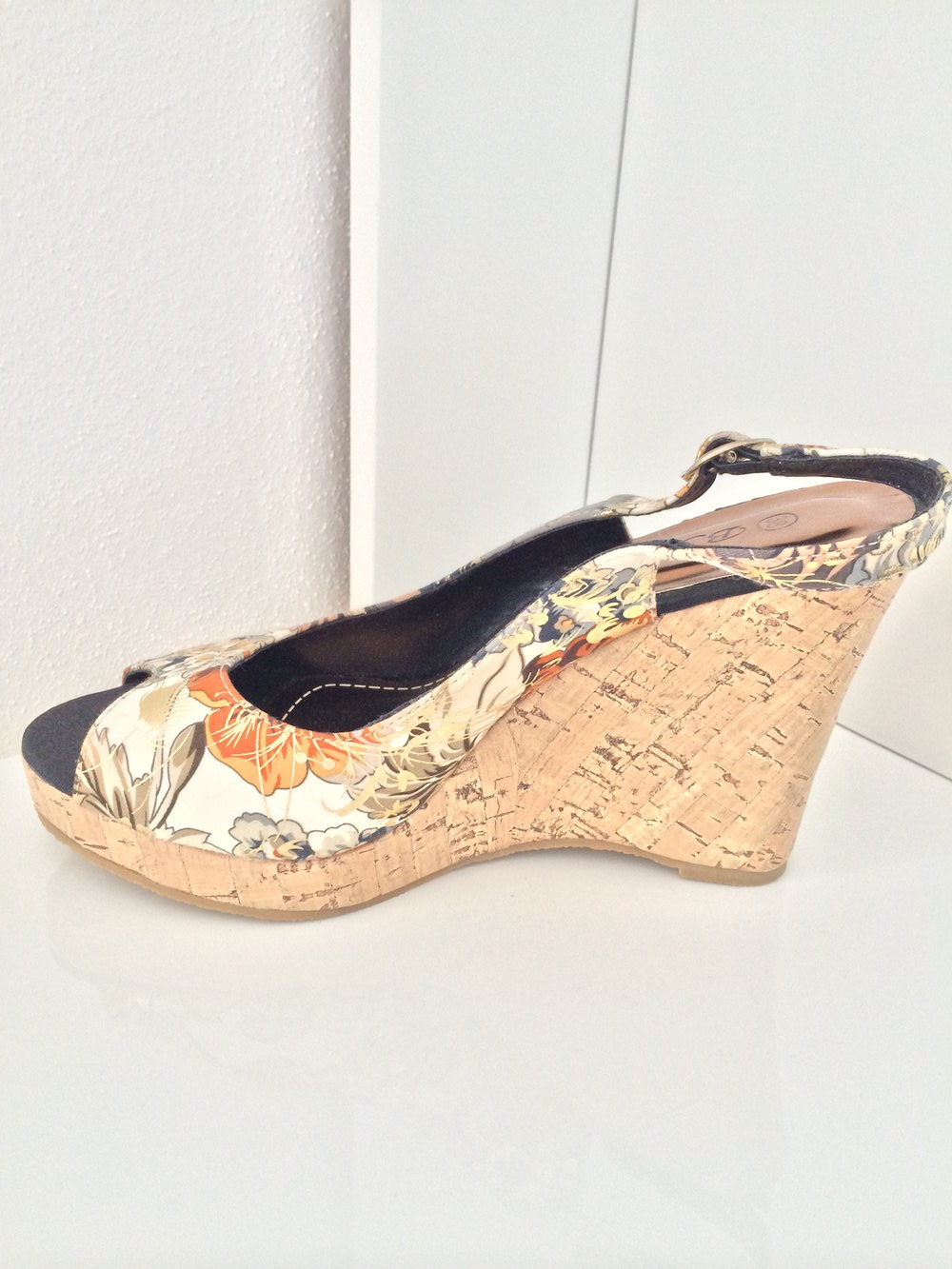 Goldene Sling Wedges mit Keilabsatz