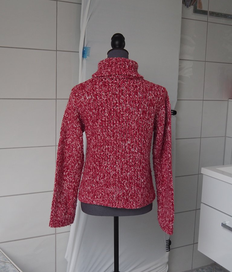 Schöner rot-weißer Strickpulli mit Rollkragen