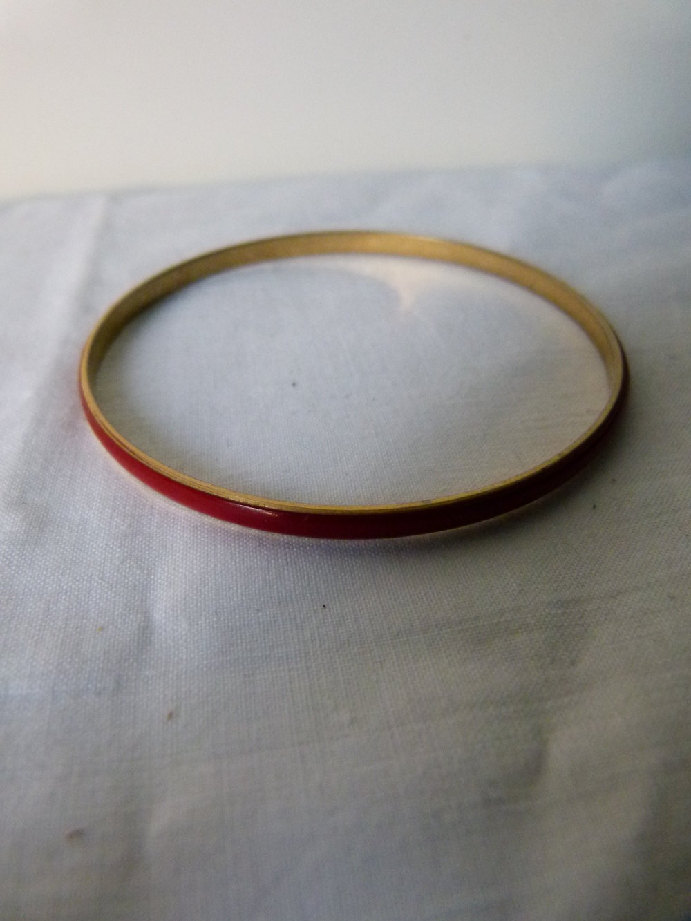 Schmaler Armreif, goldfarben mit rotem Dekor, Modeschmuck Vintage Retro Rockabilly