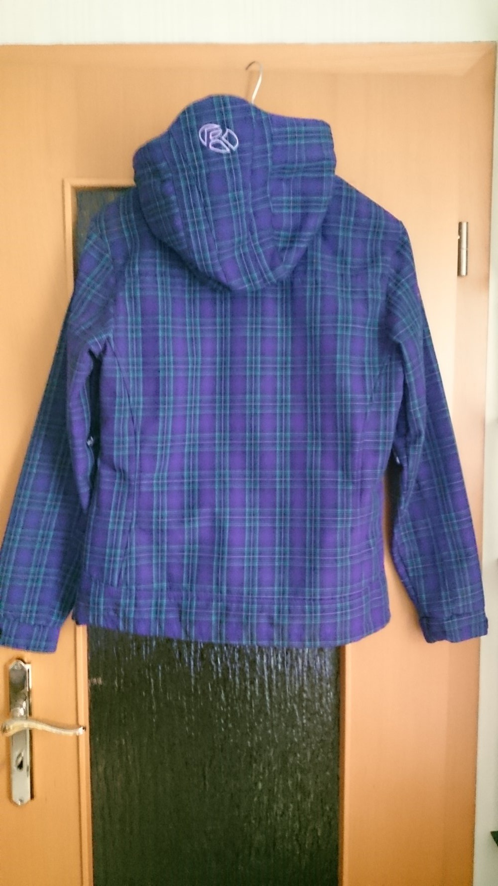lila Winterjacke