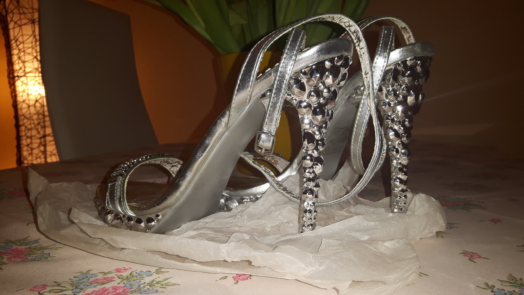 Riemchen Sandaletten in Silber, mit vielen Glitzersteinen, Schnäppchen!! / jumelles 
