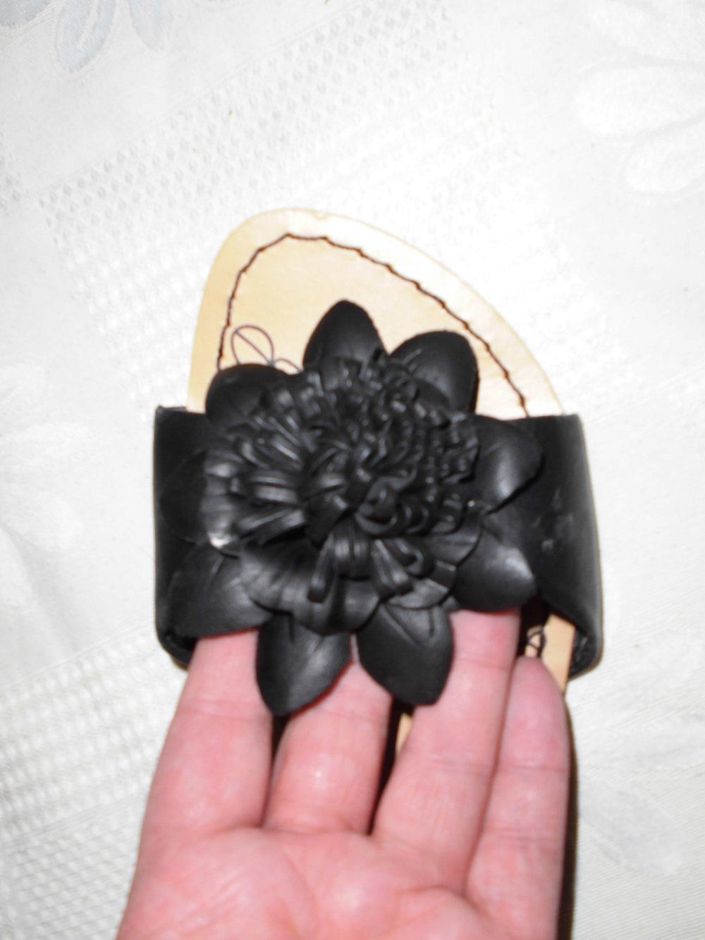 Schlupfsandale mit schwarzer Blume !