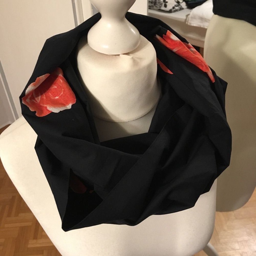 Loop Tuch schwarz mit roten Rosen