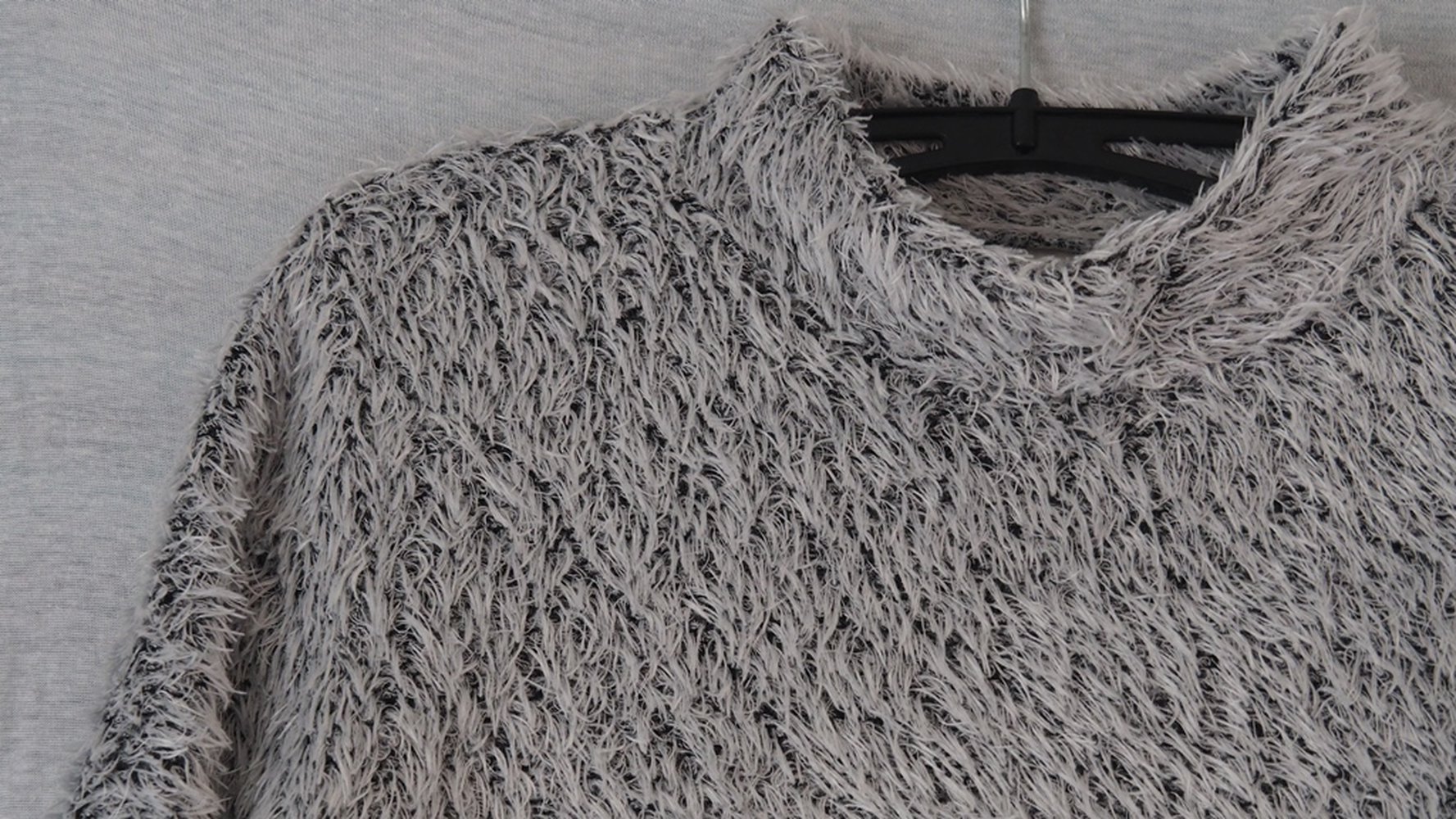 Kuscheliger Pulli in Schwarz-Weiß Größe 152 mit Fransen
