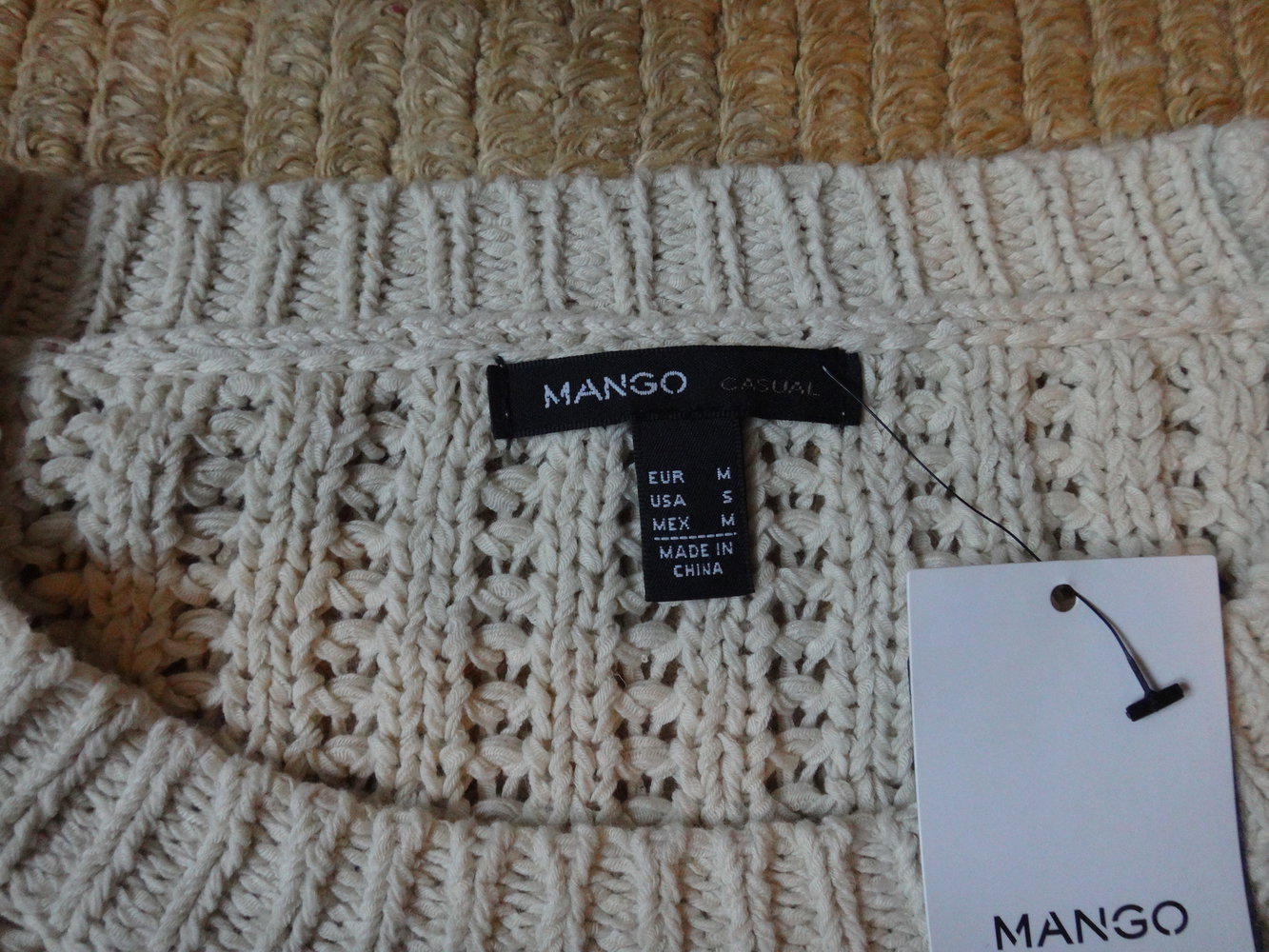 weißer Mangopulli, neu und noch mit Schild