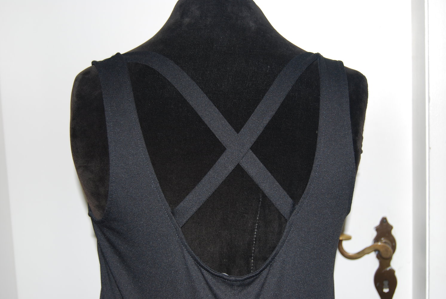 Schwarzes Kleid mit Trägerkreuz am Rücken 