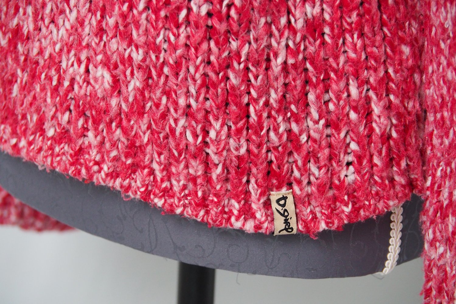 Schöner rot-weißer Strickpulli mit Rollkragen