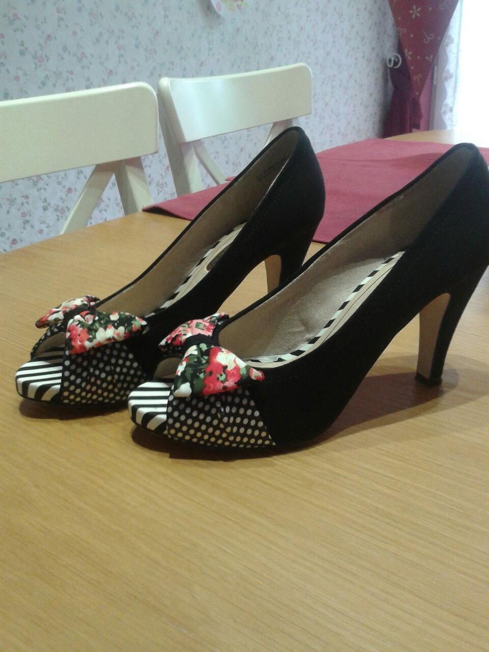 Schwarze Peeptoe Pumps vom TAMARIS