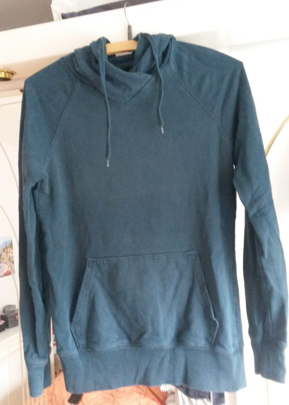Dunkelblauer Kapuzenpullover Gr. 34