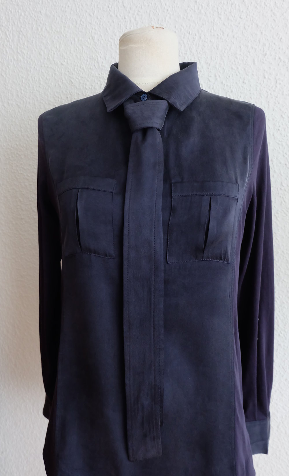 Nachtblaue Seiden Bluse mit Krawatte, Gürtel, Hemdkragen