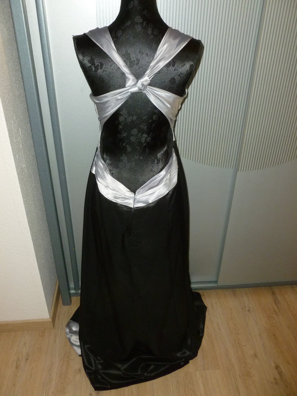 Abendkleid grau silber schwarz rückenfrei