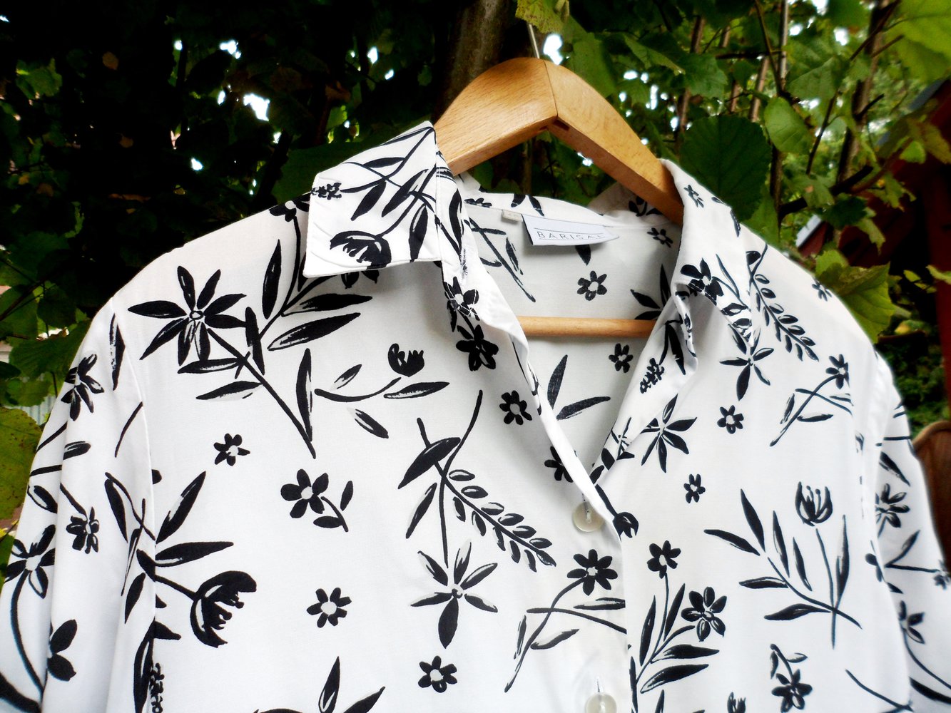 Weiße Bluse Schwarzer Blumenprint