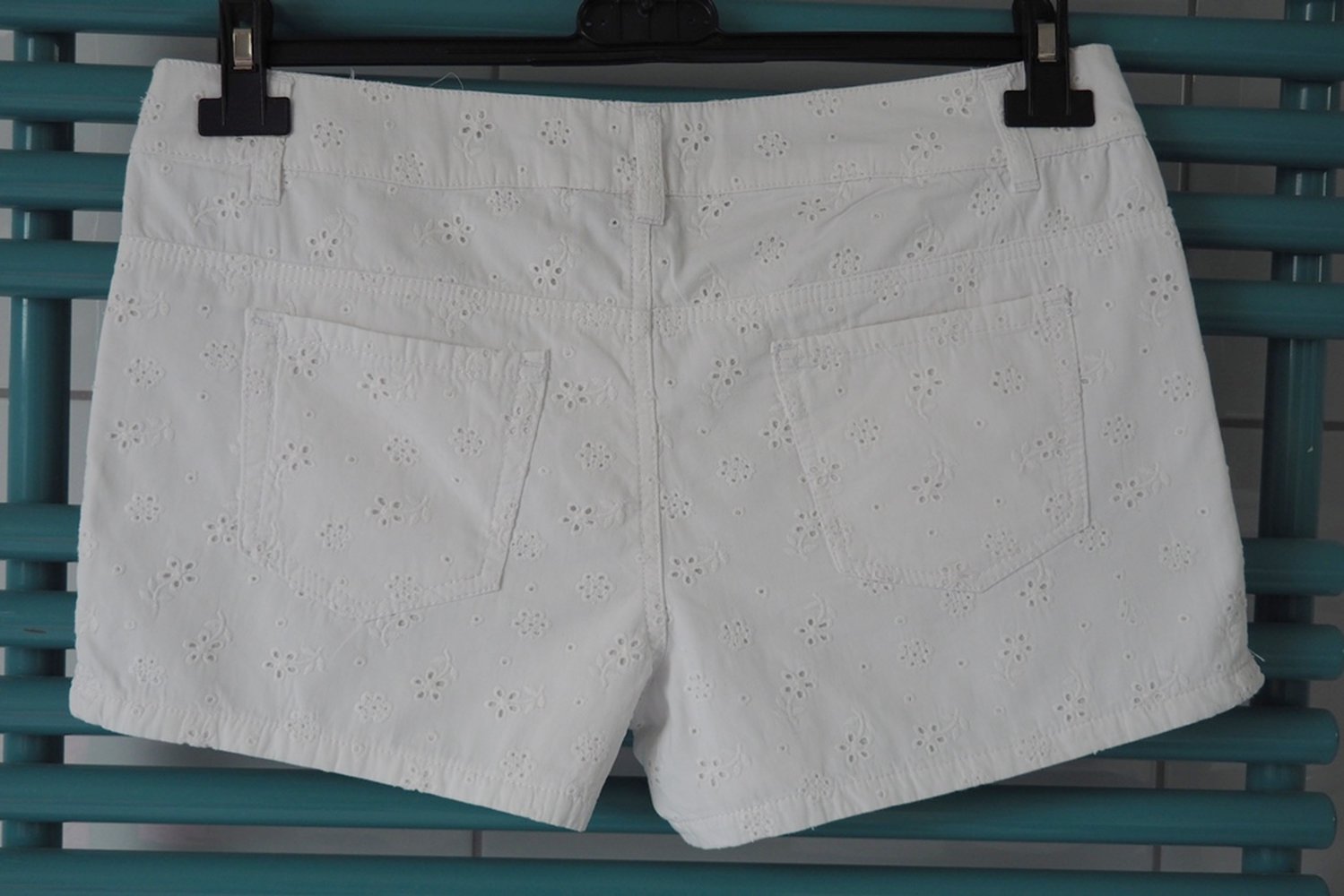 Weiße kurze Hose mit Blumenmuster