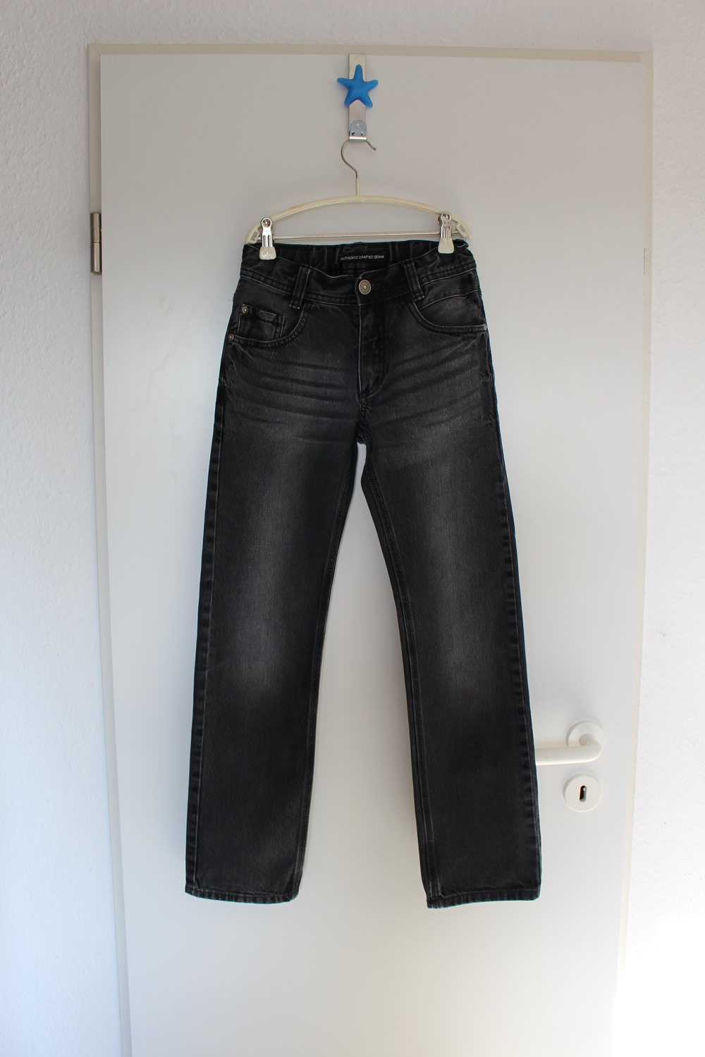 393. Jeans von here&there, C&A, Gr. 146, schwarz