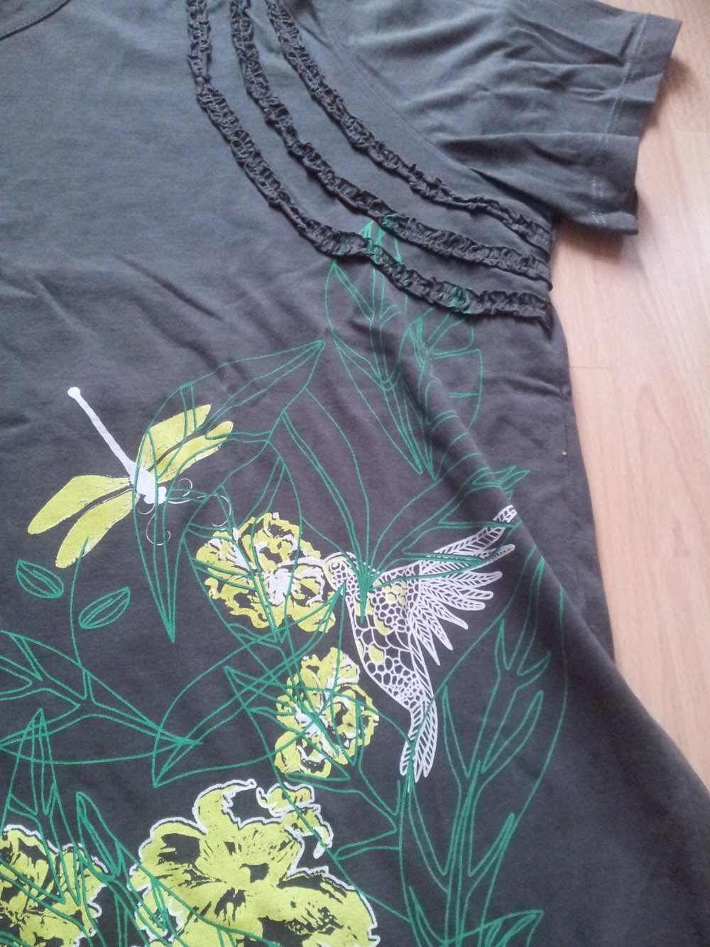 Shirt khaki braun Gr. 50/52 Blumen Pflanze Libelle Vogel Kolibri