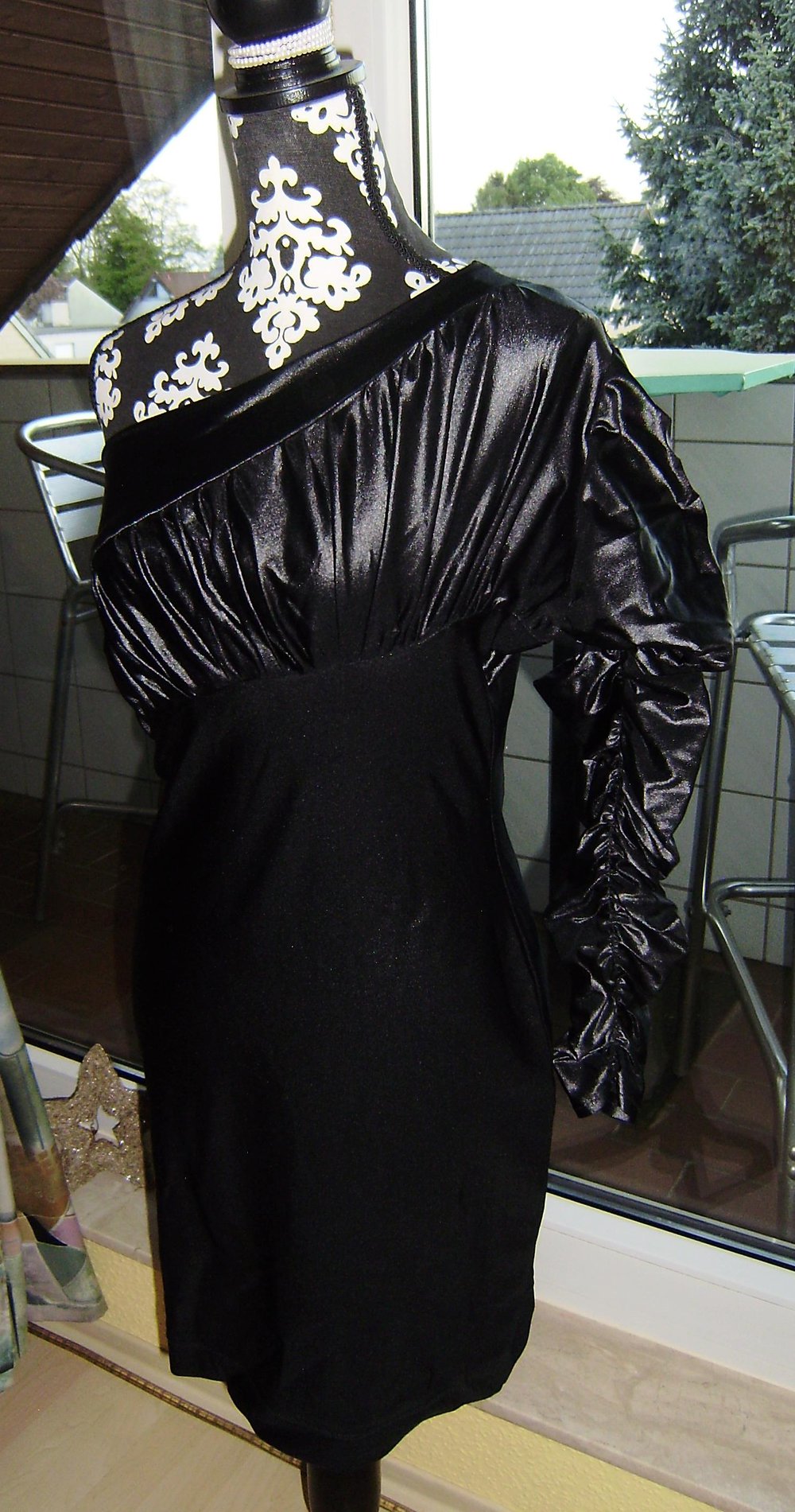 Extravagantes schwarzes kurzes Kleid Gr.ca. 38-40