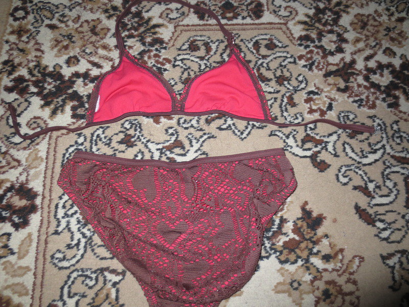 Korallfarbener Bikini mit Brauner Spitze