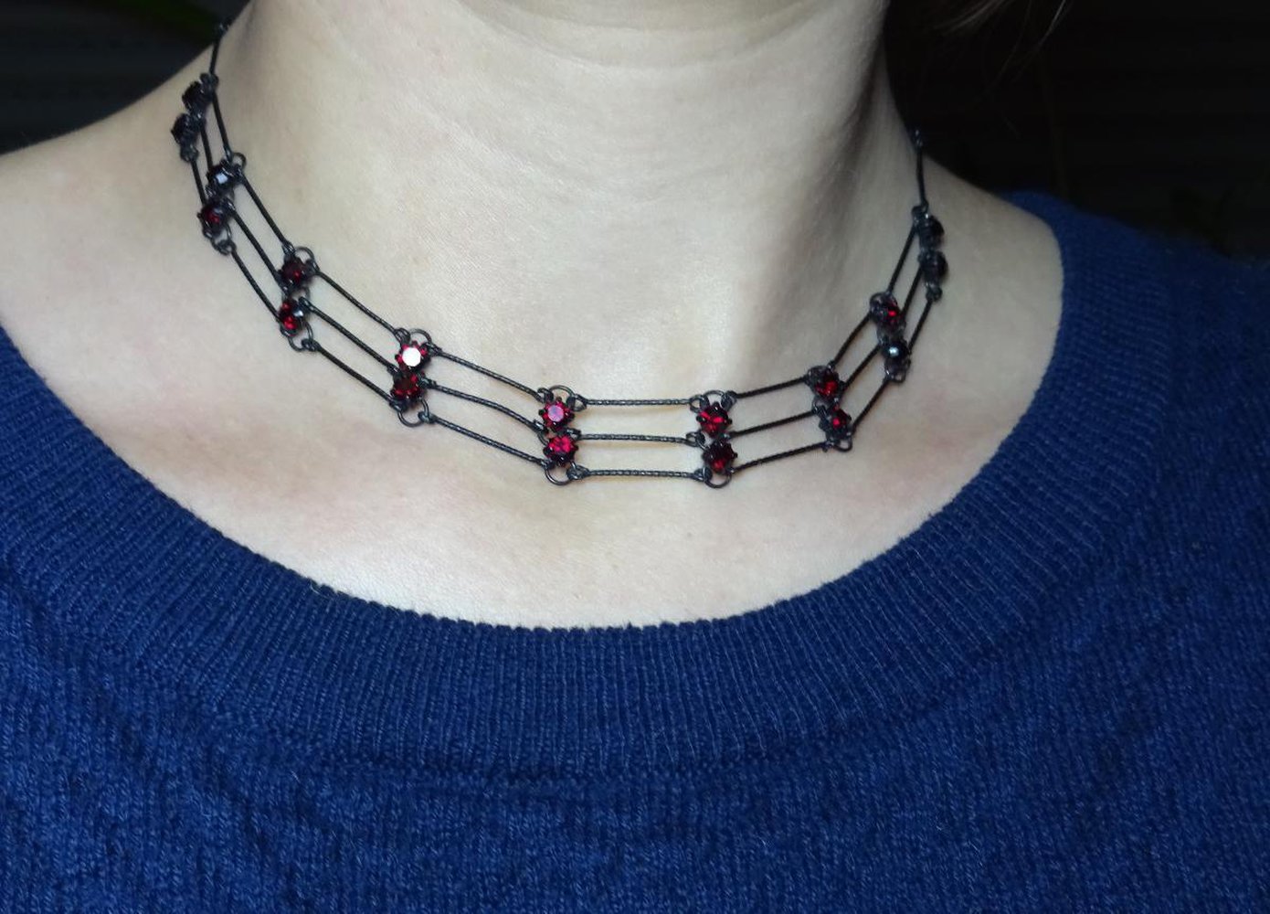 Kurze Kette mit roten Glitzersteinen 