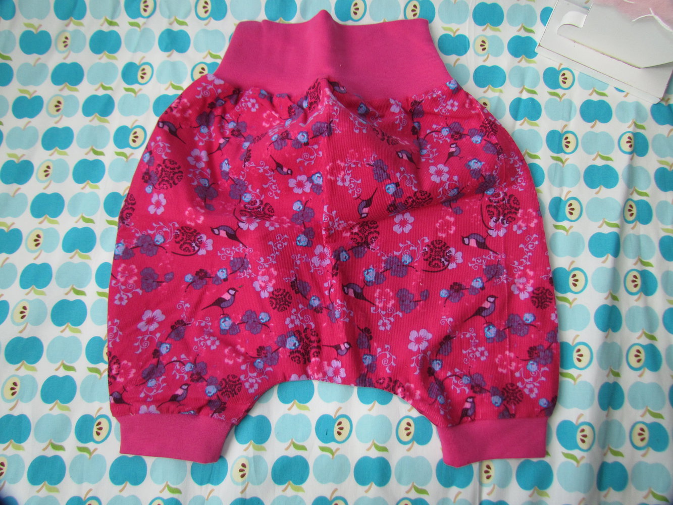 Gr. 56 62, niedliche Cordhose, Pumphose, Bequemhose