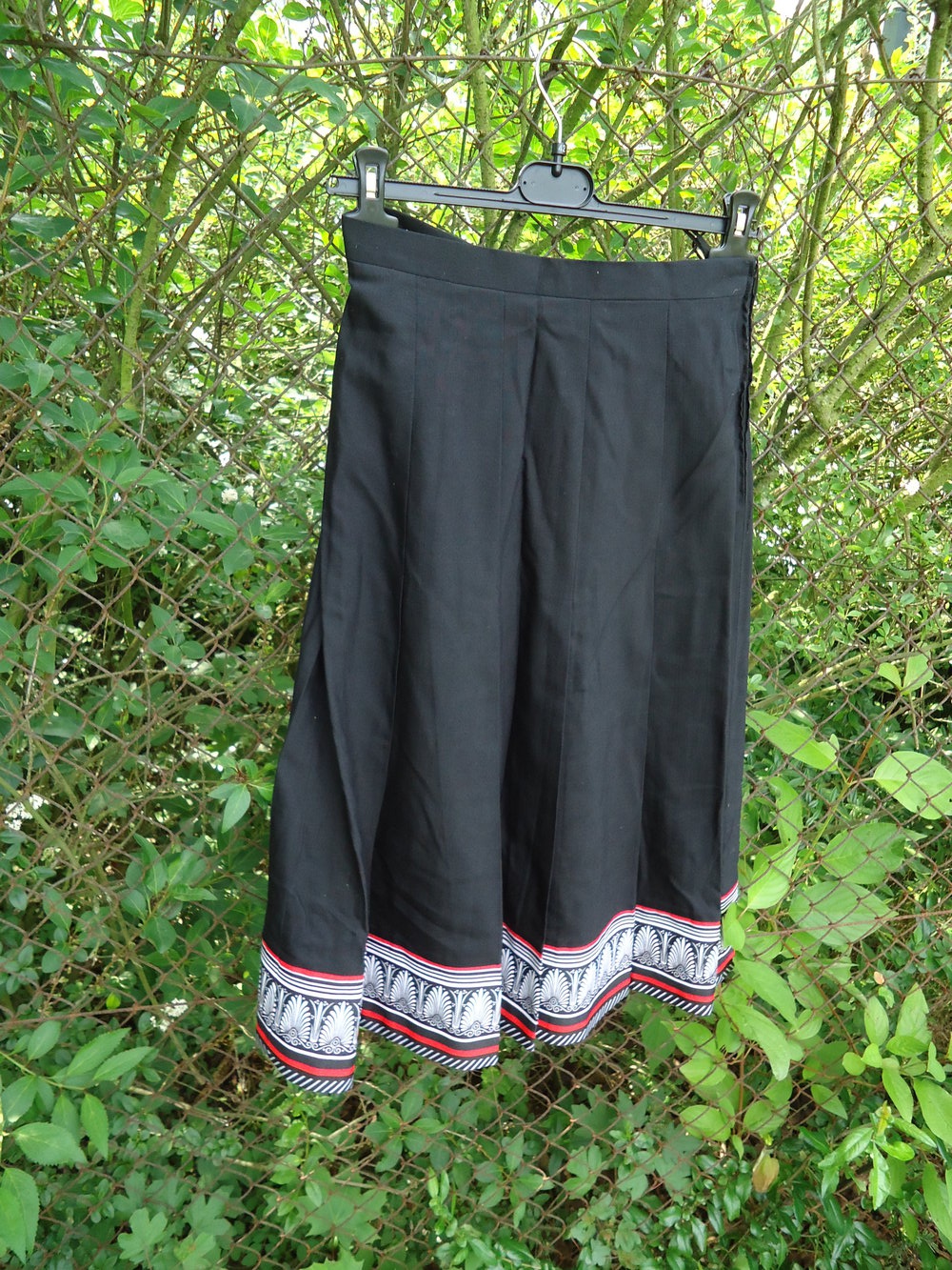 Eleganter Faltenrock mit hübscher Ethnomusterung