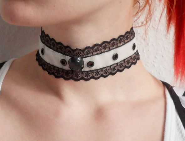 Schwarz weißes Lolitahalsband mit Spitze Samt Nieten und Totenkopf