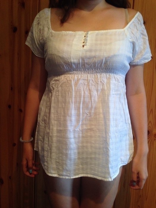 Weiße Bluse mit Karo-Muster