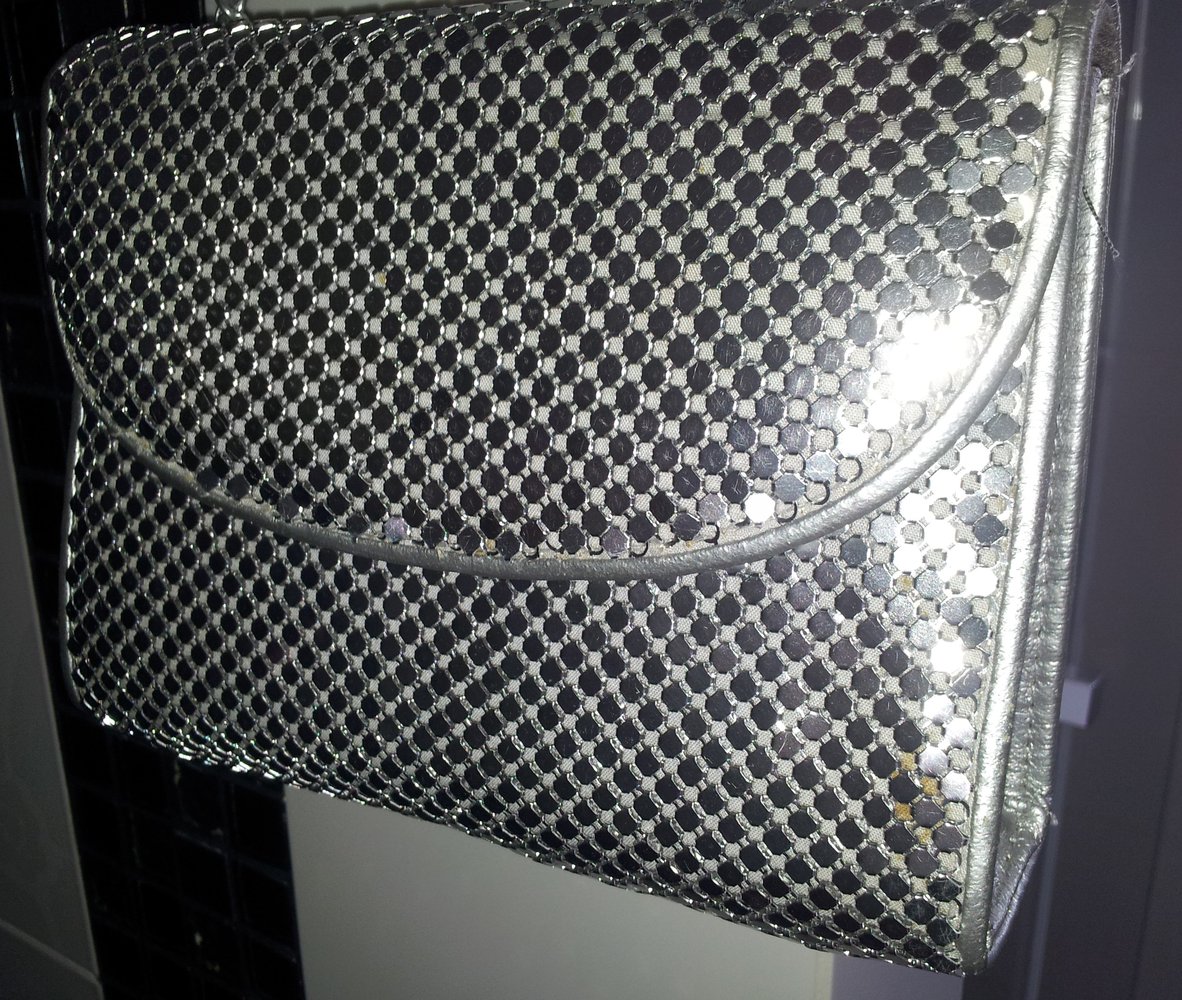 Kleine silberfarbene Tasche Clutch Kettenhenkel