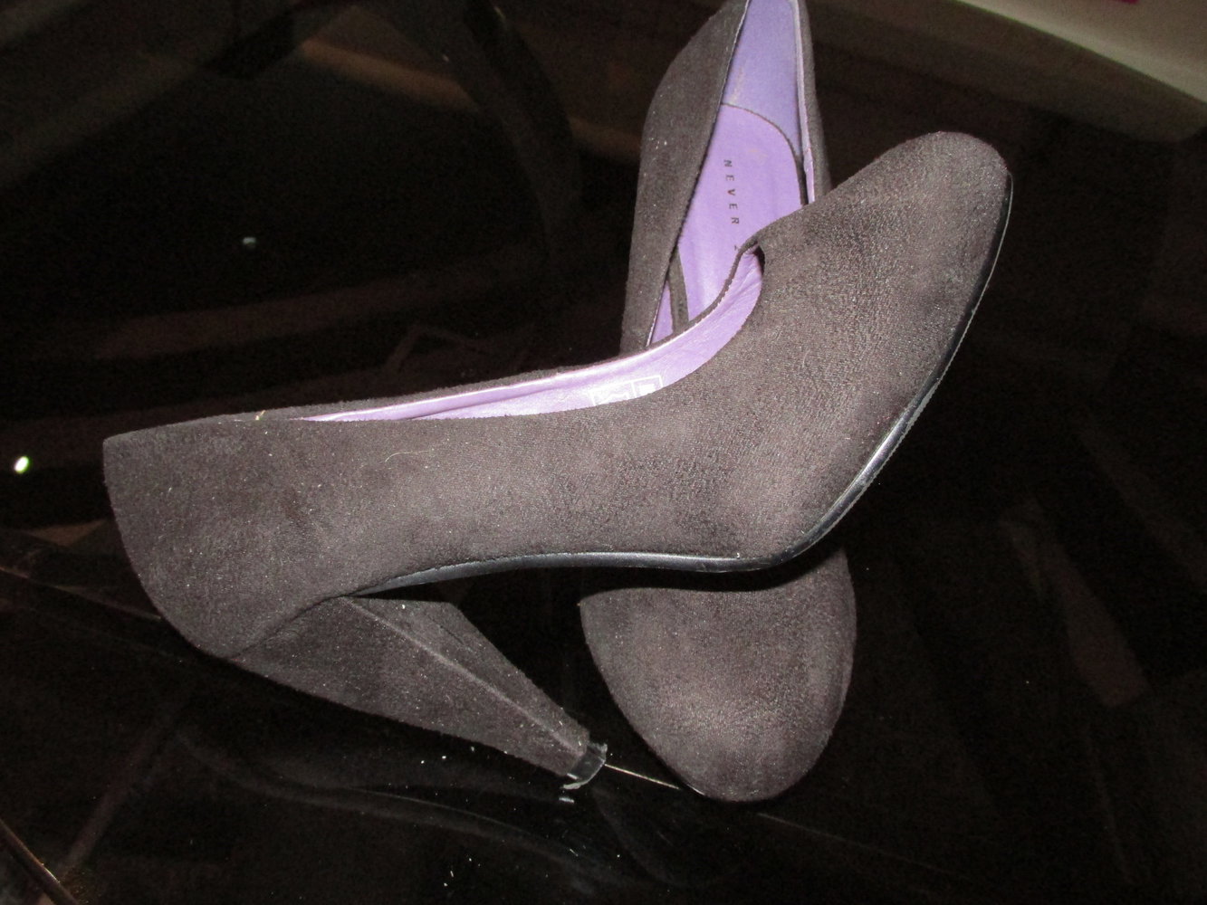 Top!!! Schwarze Velourpumps, ca. 9 bis 10 cm Absatz, innen lila, Gr. 38