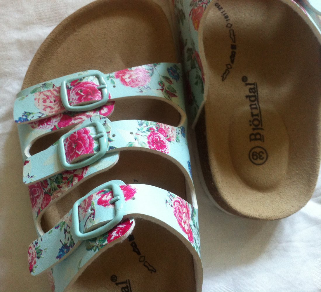 NEU Sandalen Hausschuhe bequem Fußbett Öko Schlappen bunt Blumen