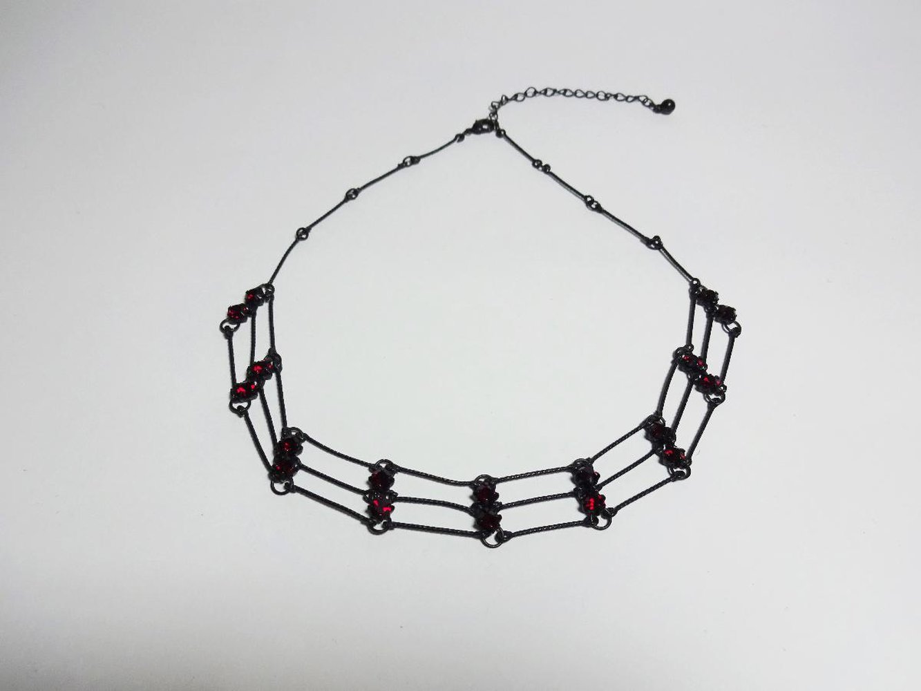 Kurze Kette mit roten Glitzersteinen 