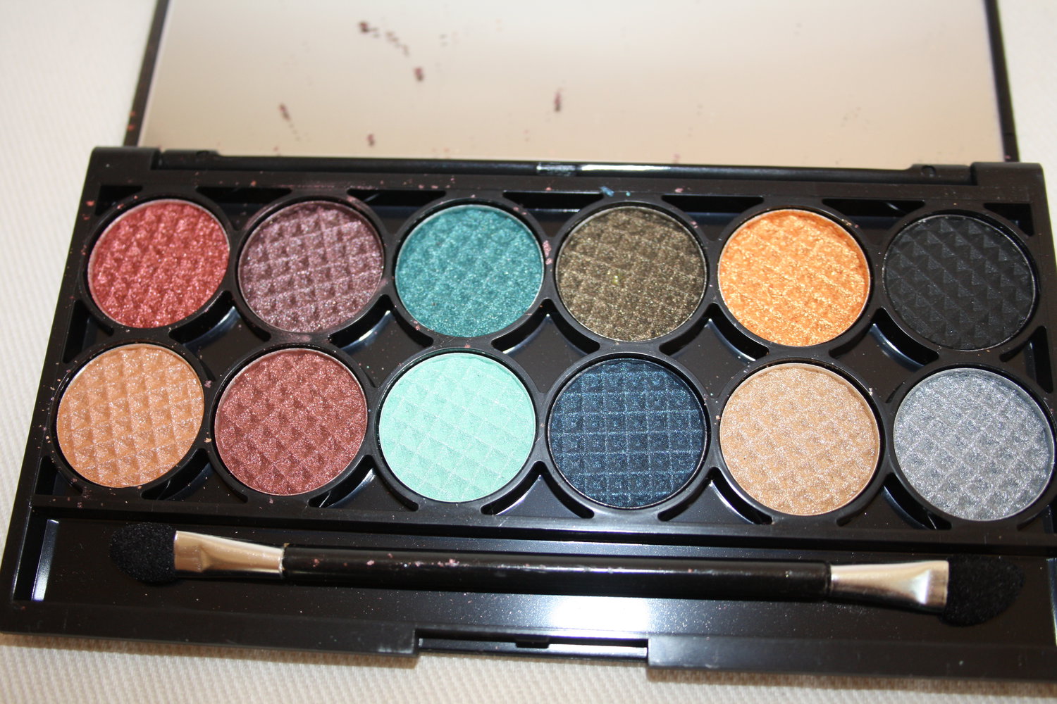 * Sammlerstück Sleek divine Jewels Lidschatten Palette