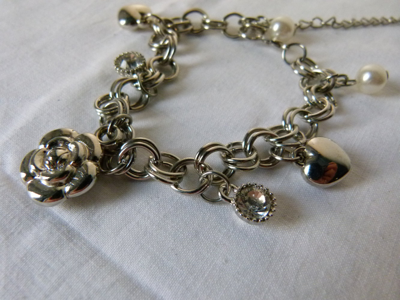 Bettel Armband mit Rose und Herzen, aus silberfarbenem Metall, Modeschmuck Mori Festival Goa Hippie Boho