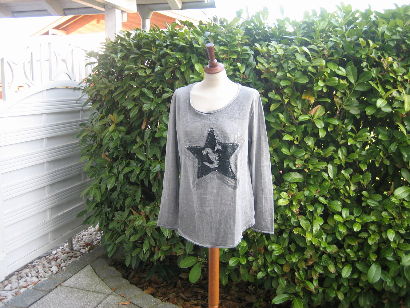 Edel-lässiges Langarm-Shirt Gr. 42, superaufwändig mit starker Pailletten-Applikation!