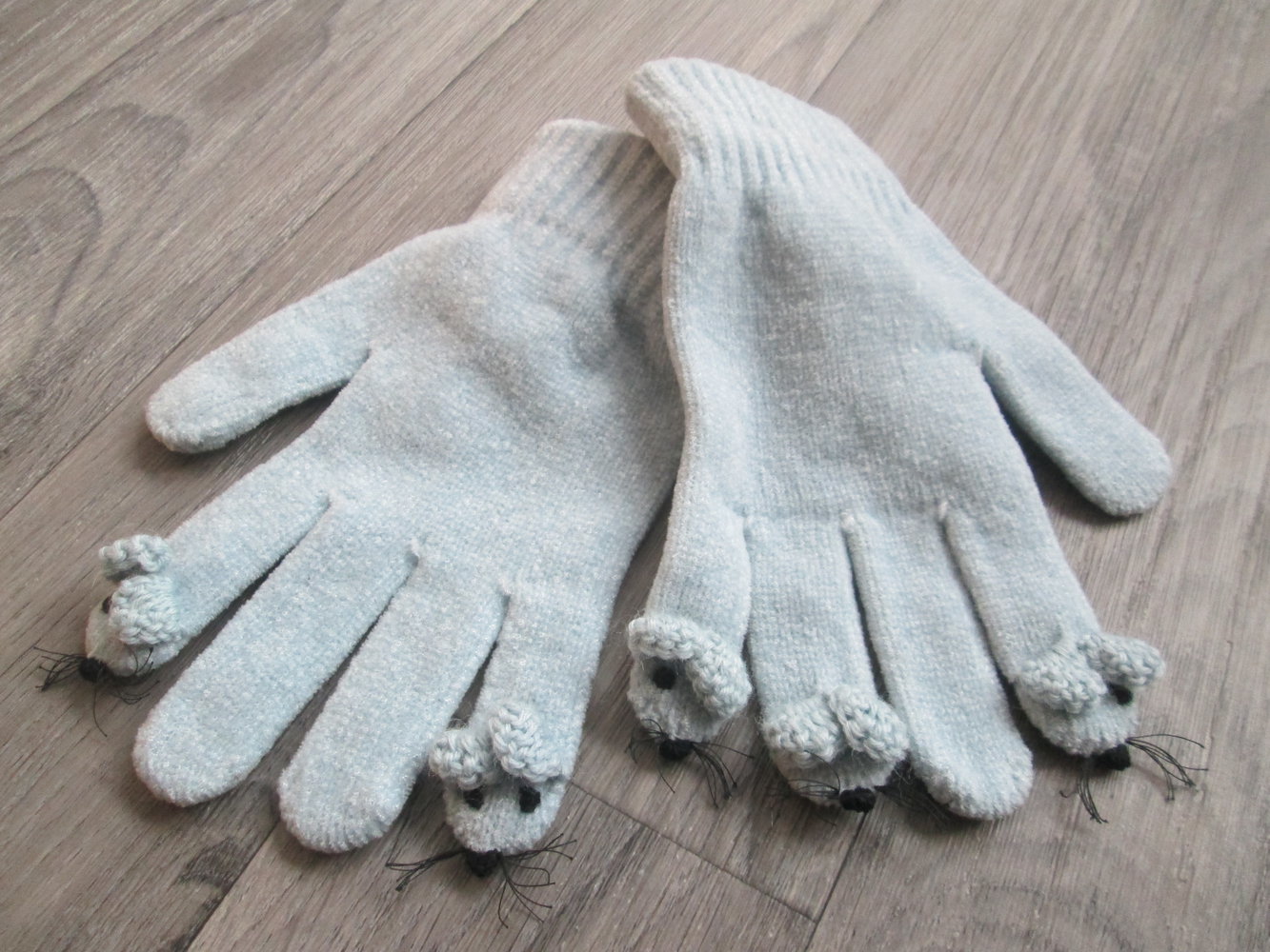 Handschuhe mit aufgenähten Mäusen