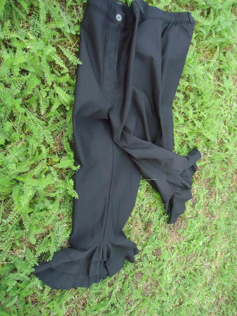 Gerade geschnittene Hose mit Rüschen am Saum 