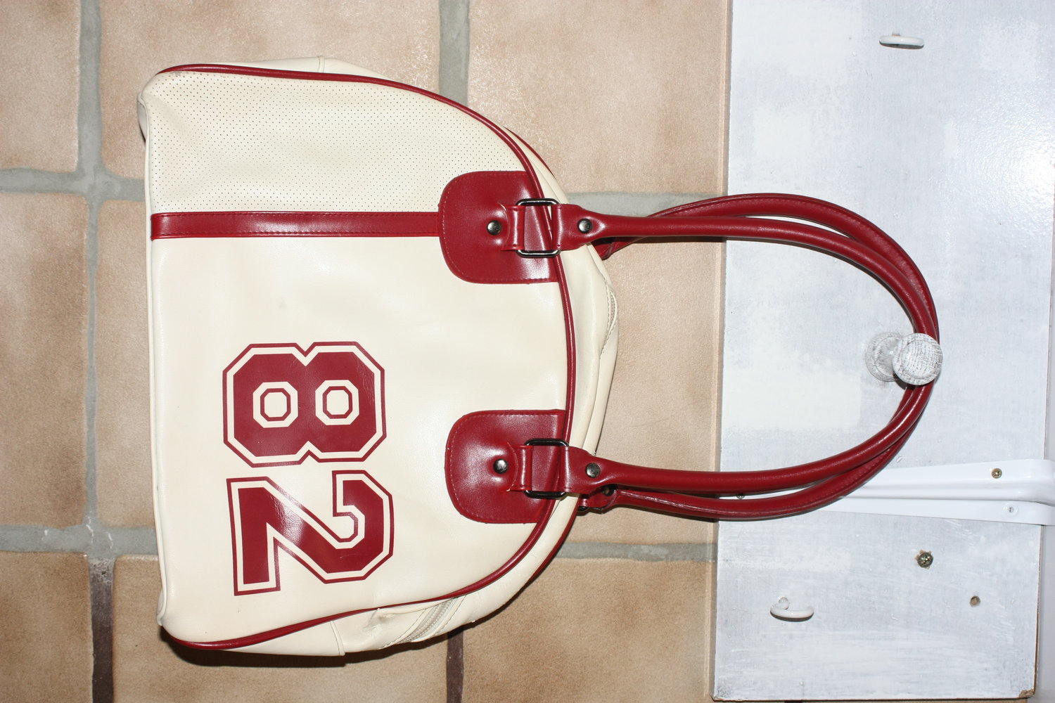 Coole Handtasche, creme mit rot