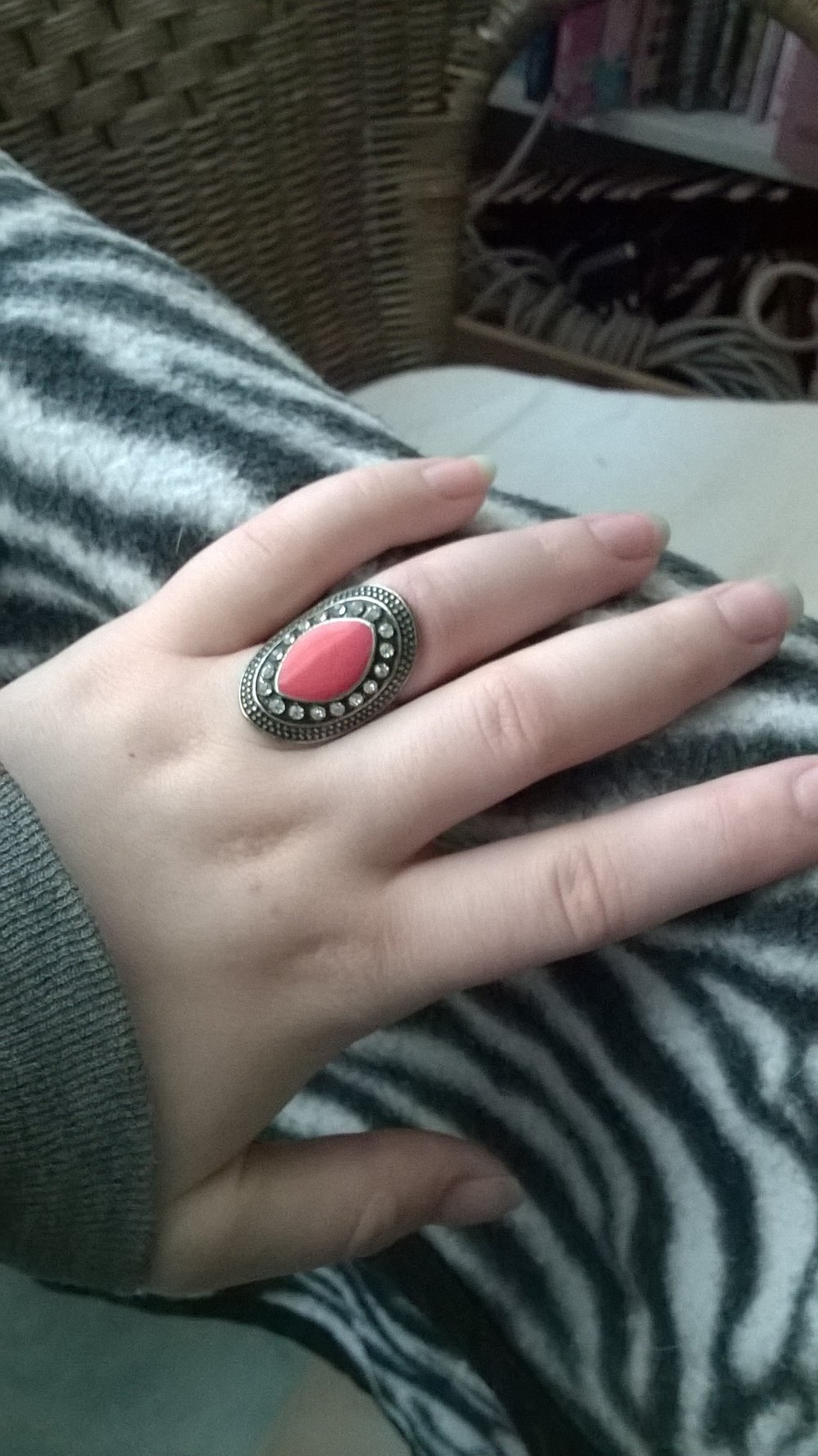 Ring mit Steinchen