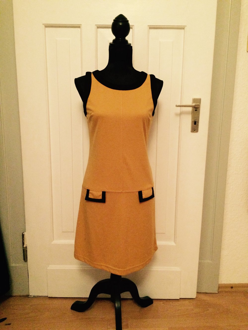 Hübsches Retro-Kleid in gelb