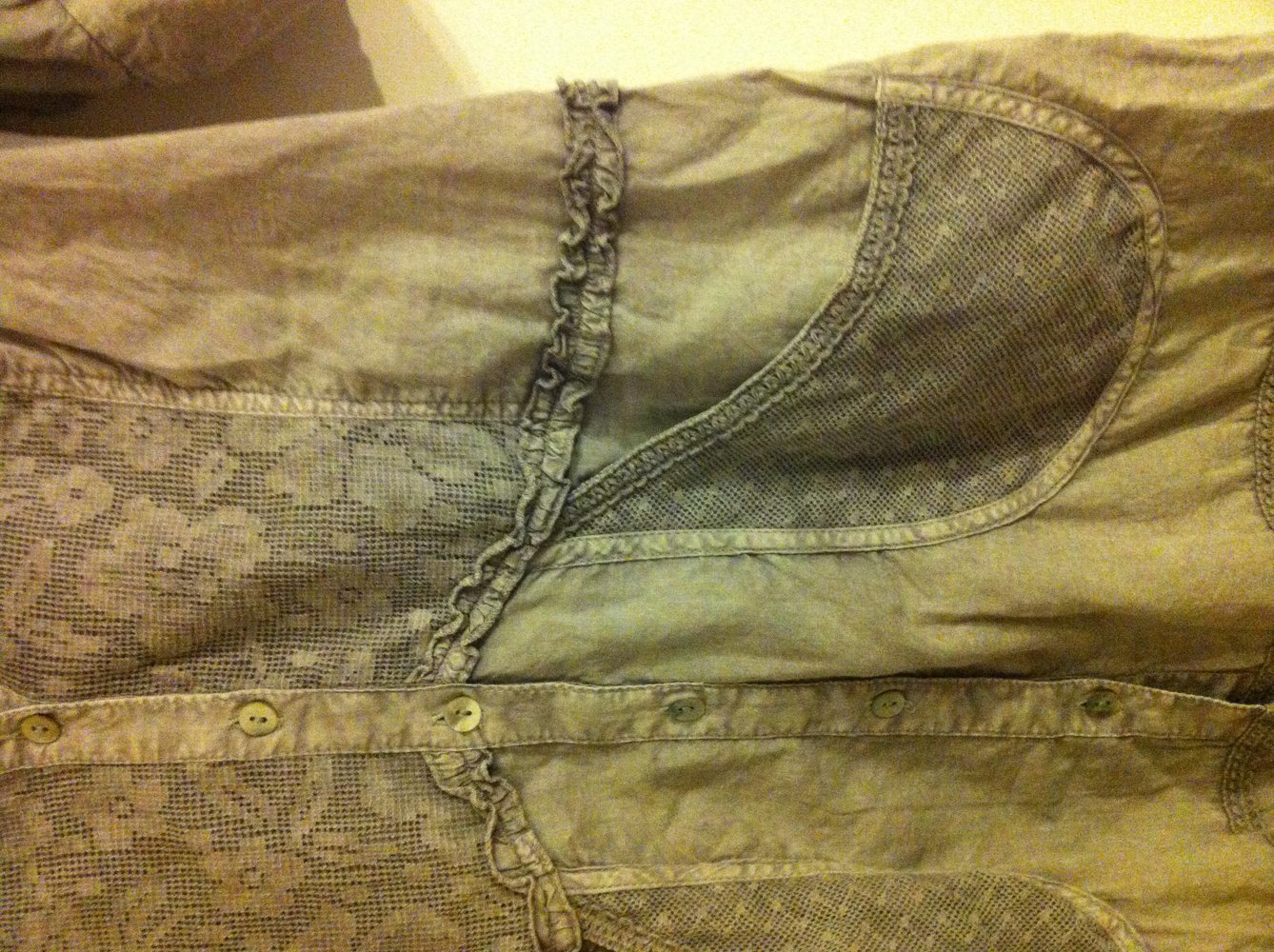 Neue graue Bluse mit Spitze
