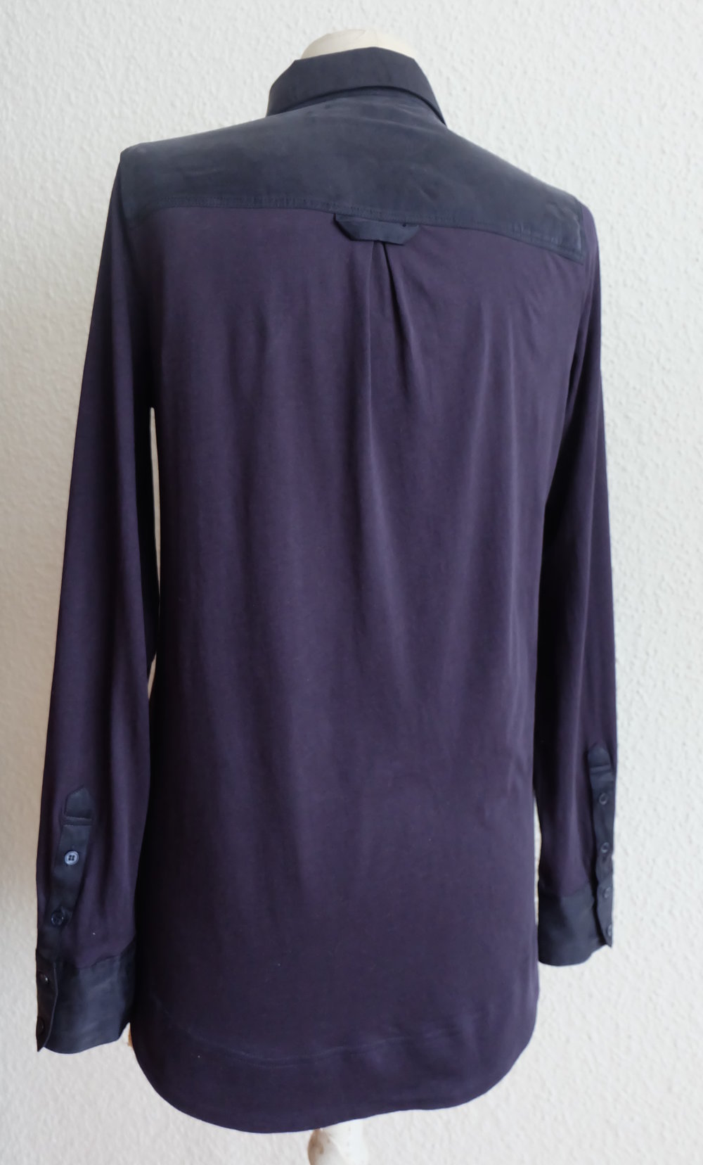 Nachtblaue Seiden Bluse mit Krawatte, Gürtel, Hemdkragen