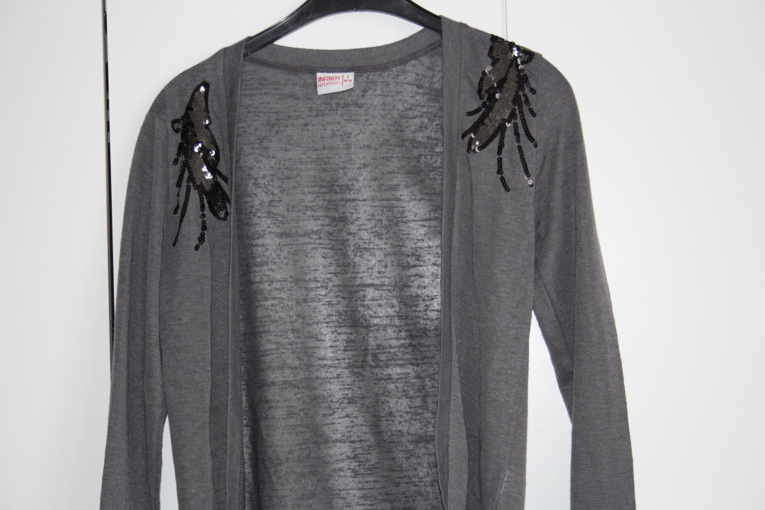 * graue Strickjacke mit Pailletten