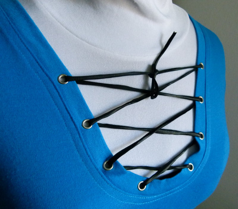 Sommer Shirt mit tiefem, geschnürten Ausschnitt, blau schwarz, Goa Festival Boho Gothic Emo