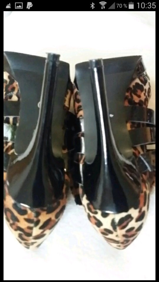 Highheels-Peeptoes in Leoprint und schwarzem Lack