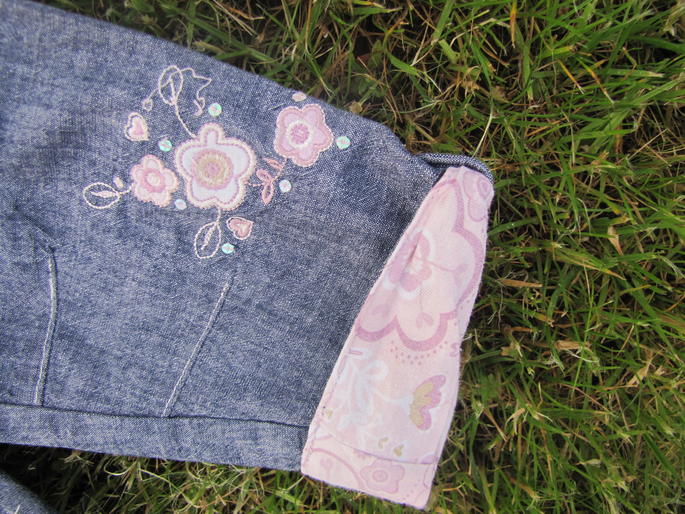 Leicht gefütterte Denim Stil Hose mit Stickerei und Pailetten Gr. 80