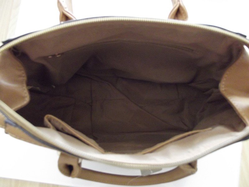 Sehr schöne neue Handtasche ohne Trageriemen