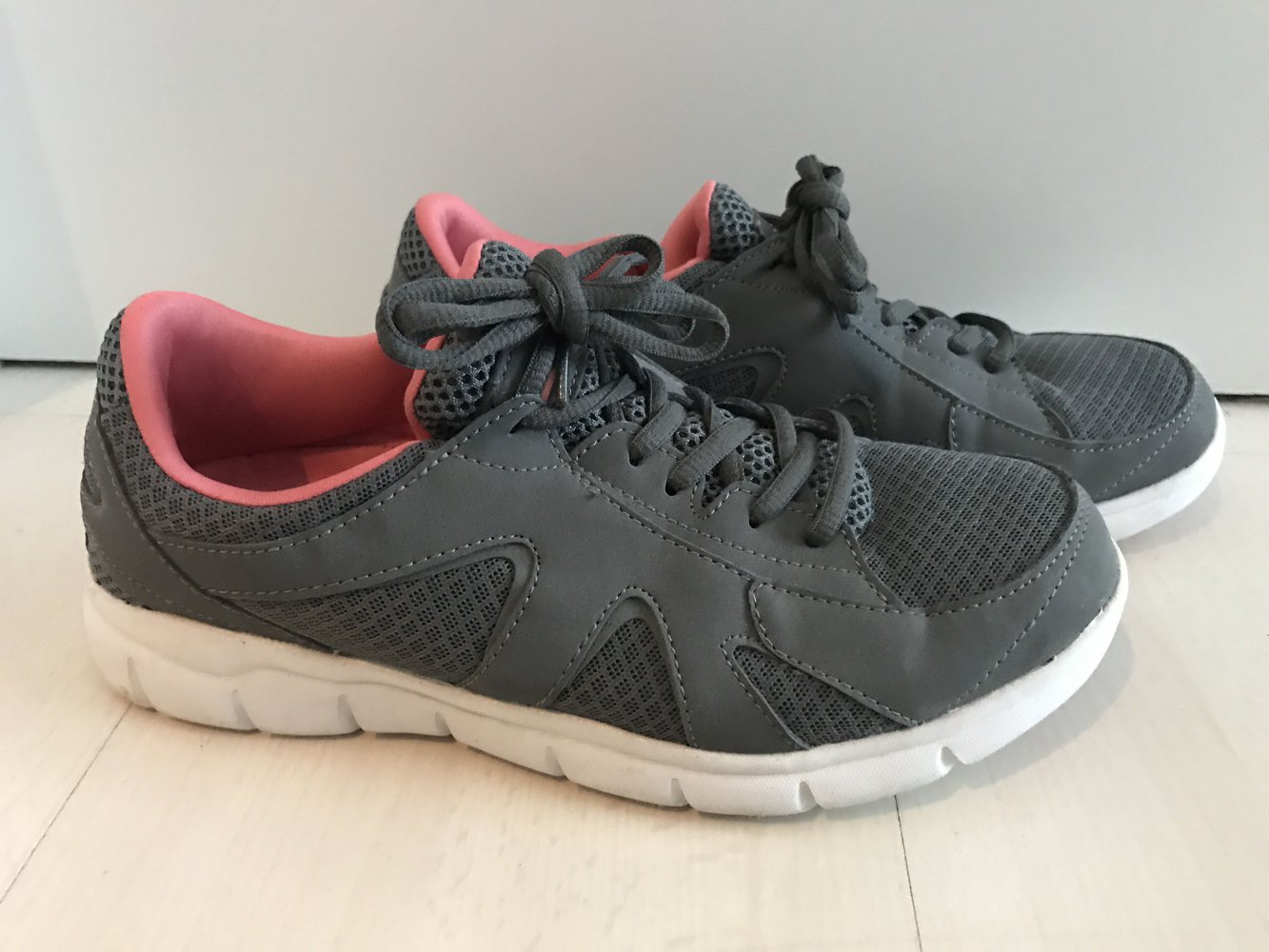 Turnschuhe in 39 neu 